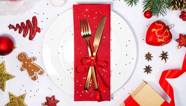 Mesa decorada para disfrutar de las recetas navideñas  