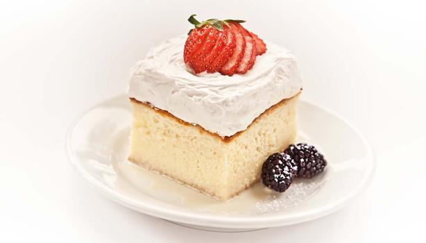 Pastel tres leches con merengue, fresas y moras. 