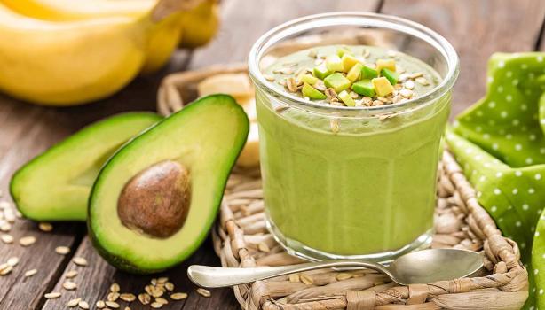 Aguacate partido a la mitad con un batido de cereal y verduras para desintoxicar el cuerpo.