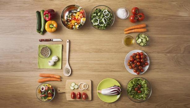 Mise en place con ingredientes, tabla de cortar, cuchillos y aceites