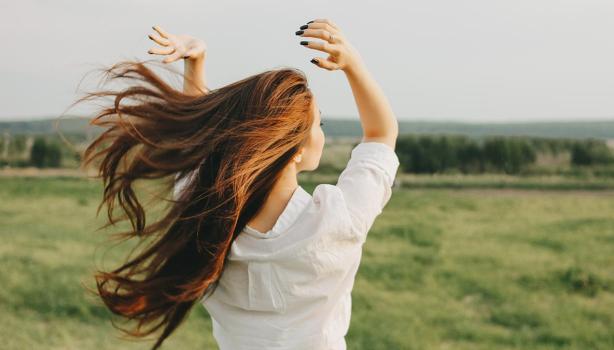 Una mujer disfrutando de la conexión con la naturaleza