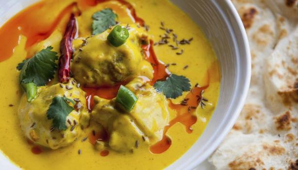 Receta con curry típica de la India llamada kadhi pakora