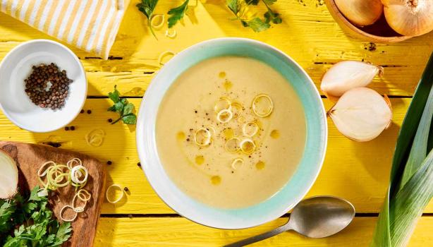 Plato de receta de sopa de papa con poro