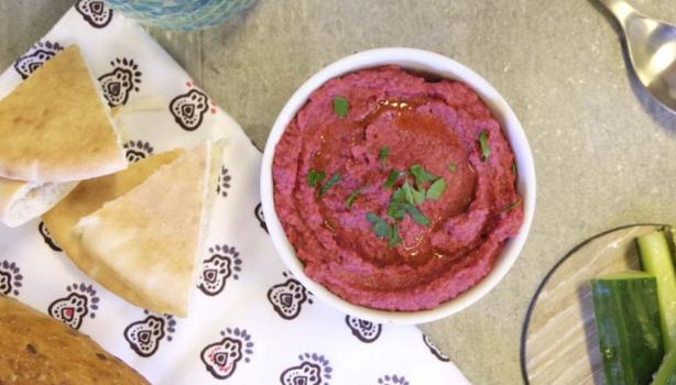 Recipiente con hummus de betabel con pan pita