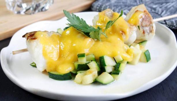 Brocheta de pescado y pepino con coulis de mango 