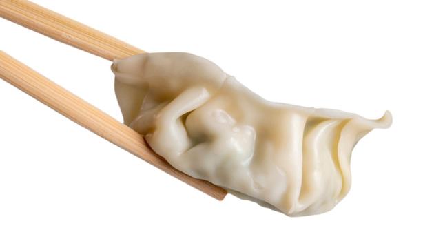 Gyoza de camarón tomada con palillos