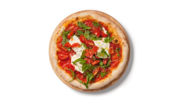 Focaccia italiana con pasta de tomate, queso burrata y rúgula encima, vista desde un plano cenital.
