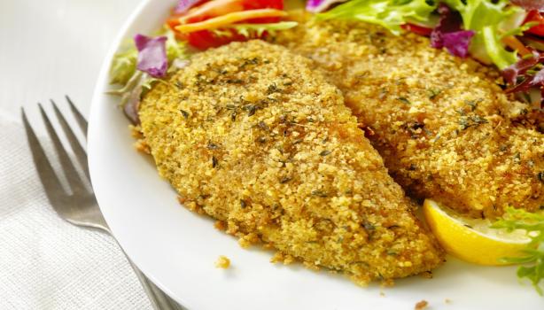 Deliciosos palitos de pescado acompañando una fresca ensalada.