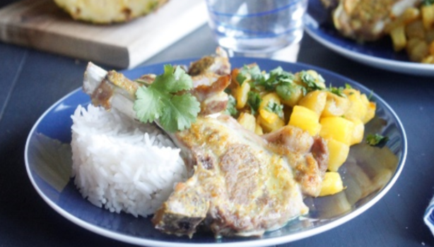 Plato con chutney de mango en trozos