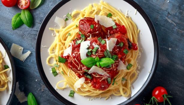 Plato de pasta con salsa amatriciana
