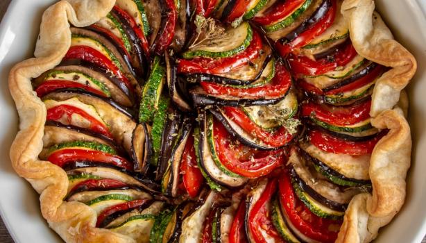 Plato con receta de galette crujiente y rellena de vegetales