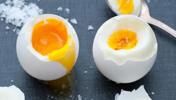 Huevos cocidos utilizados para hacer huevo escocés.