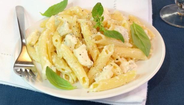 Plato de pasta paccheri con cubiertos.