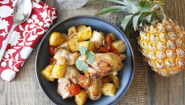 Plato de pollo al horno con trozos de piña asada
