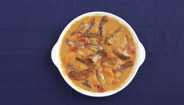 anchoas y boquerones, un insumo apetecido en la cocina mediterránea. Platillo hondo de anchoas y boquerones en salsa.