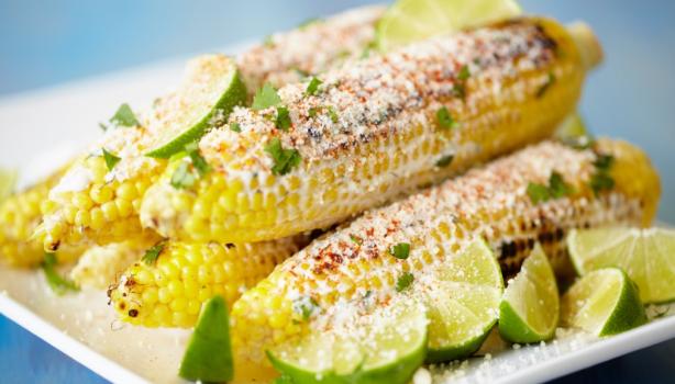 Elotes con mantequilla y limón, sus granos se utilizan para la mazamorra.