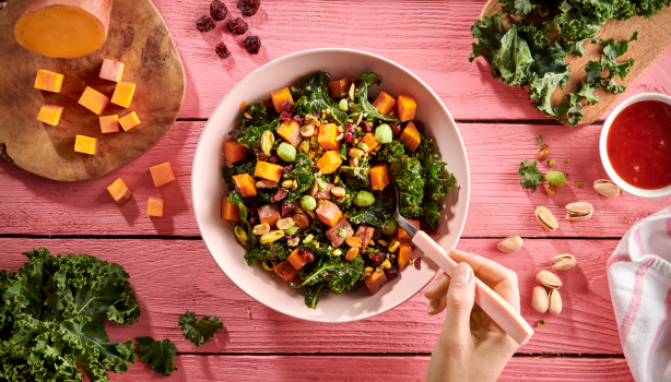 Tres ensaladas frescas con la clásica Ensalada Nicoise, servidas en bowls 