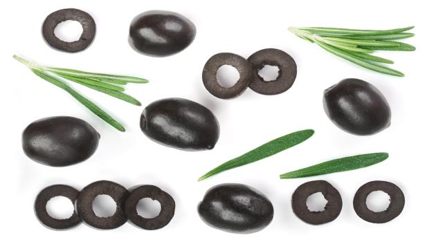 Aceitunas frescas cortas a la mitad y enteras para rellenarse. 