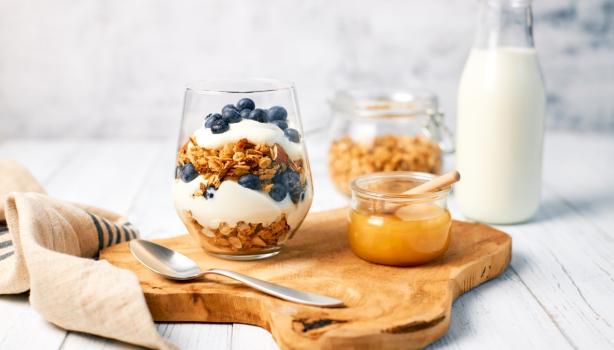 Granola con yogurt griego y miel para alimentarse balanceadamente.