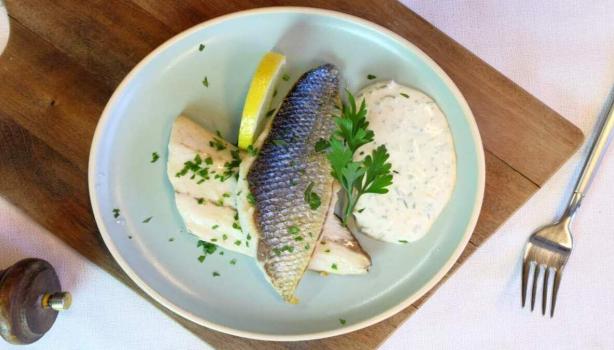 Platillo de filetes de lubina en salsa y con algunas especias.