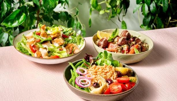 Tres ensaladas frescas con la clásica Ensalada Nicoise, servidas en bowls