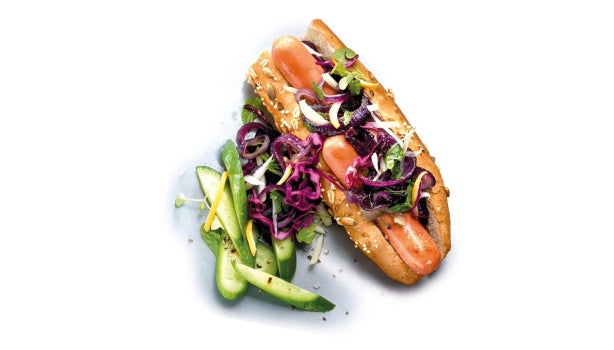 Hotdog de salchicha de atún con repollo y aguacate.