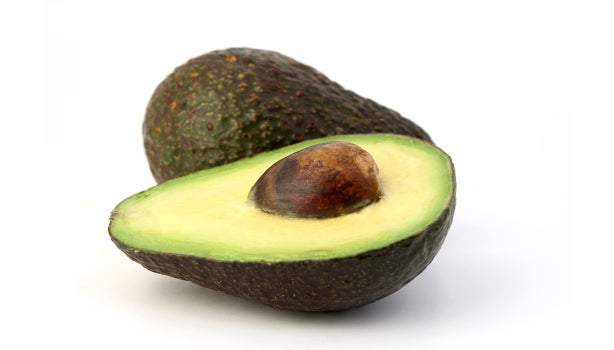 Aguacate cortado a la mitad para comer a diario.