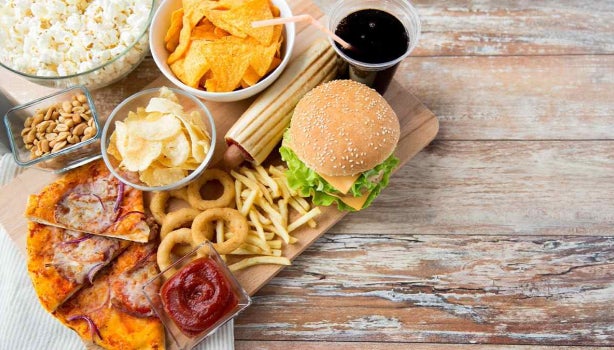 Bandeja de comida rápida alta en grasas saturadas.