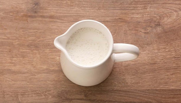 Jarra blanca con leche.