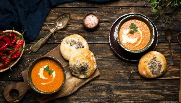Sopa de tomate picante en mesa de madera.