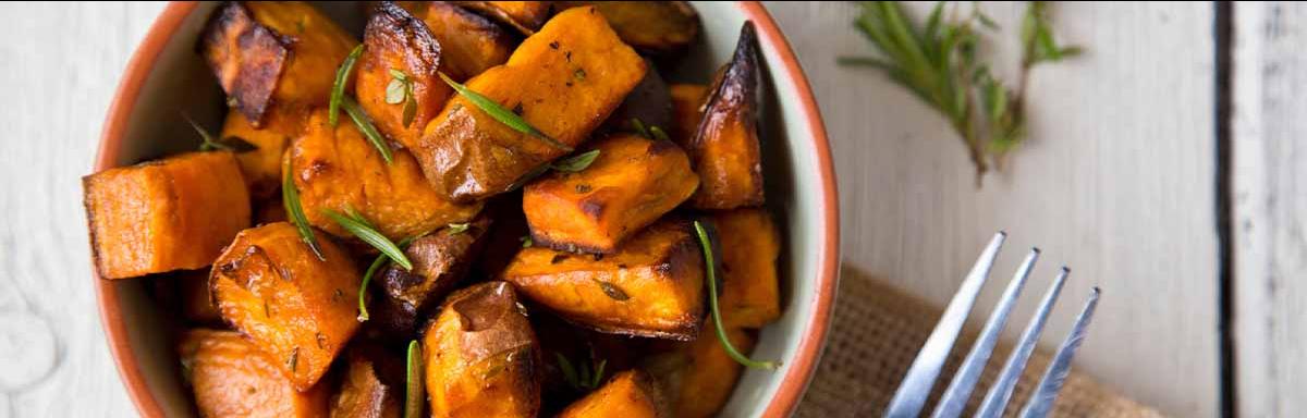 Las papas, en especial con cáscara, son alimentos con fibra.