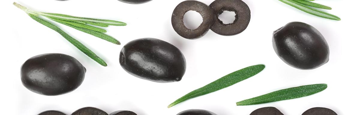 Aceitunas frescas cortas a la mitad y enteras para rellenarse. 