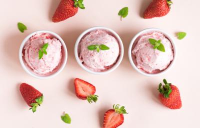 tres vasos de helado casero de fresa