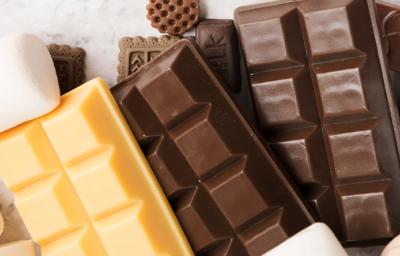 Diferentes tabletas de tipos de chocolate    
