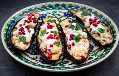 Una forma de cocinar con berenjena es usarla para rellenarla con algunos ingredientes.