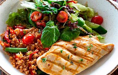 Un pollo marinado, acompañado de ensalada Un pollo marinado, acompañado de ensalada