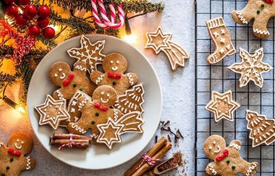 Las galletas pueden tener formas originales para Navidad. Galletas navideñas en formas de estrellas, árboles y muñecos.