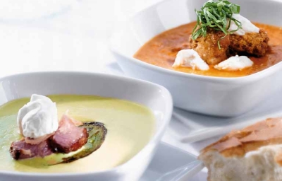 Dos tipos de sopas, acompañadas de pan.