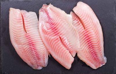 Filetes cortados y preparados para cocinar un pescado.