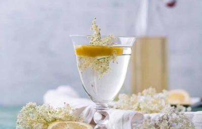 Flor de saúco, una de las flores comestibles, en una infusión con limón. Flor de saúco, una de las flores comestibles, en una infusión con limón.
