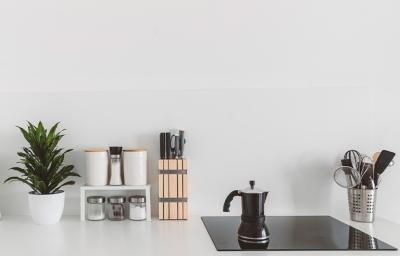 Una cocina impecable tras limpiar la estufa Una cocina impecable tras limpiar la estufa