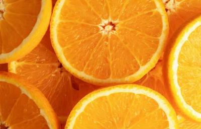 Rodajas de naranja, un alimento agrio o ácido, con una cáscara amarga. Rodajas de naranja, un alimento agrio o ácido, con una cáscara amarga.