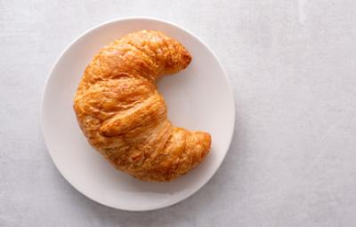 Un croissant clásico, sin relleno. Un croissant clásico, sin relleno.