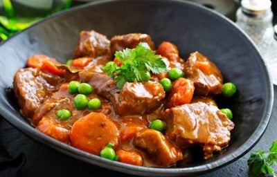 Un estofado preparado en una olla a presión eléctrica.