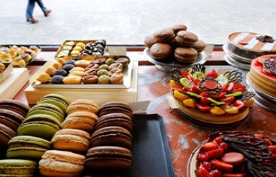 Macarrones, orejas y otros postres de la pastelería francesa. Macarrones, orejas y otros postres de la pastelería francesa.