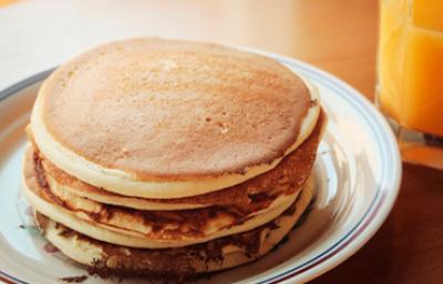 Una pila de hot cakes balanceados. Una pila de hot cakes balanceados.