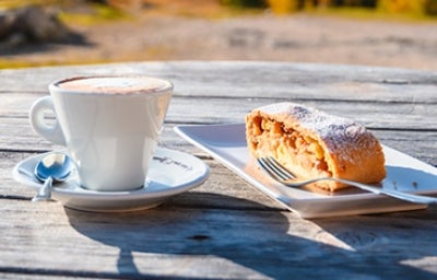 Un strudel de manzana con café.