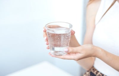 Tomar agua durante el día ayuda a mantener tu organismo hidratado. Tomar agua durante el día ayuda a mantener tu organismo hidratado.
