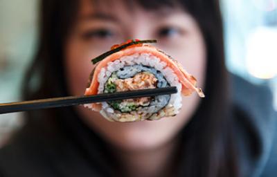 El sushi es una comida japonesa muy popular en el mundo entero El sushi es una comida japonesa muy popular en el mundo entero