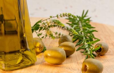 Aceitunas verdes y aceite de oliva Aceitunas verdes y aceite de oliva